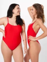 Crveni jednodijelni kupaći kostim za punije