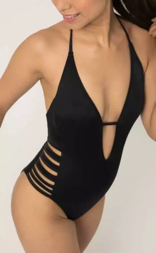 Crni seksi kupaći kostim s prorezima i vezicom oko vrata