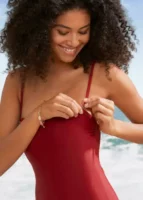 Crveno-smeđi moderan kupaći kostim s naramenicama koje se mogu skinuti
