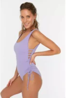 Jednodijelni kupaći kostim lila boje s profinjenim vezicama