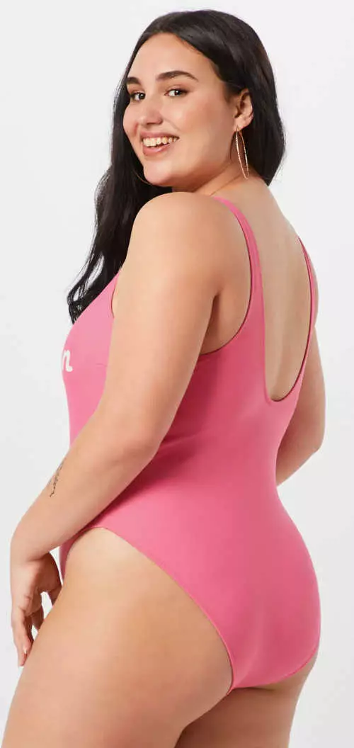 Ružičasti jednodijelni kupaći kostim za punije oblike