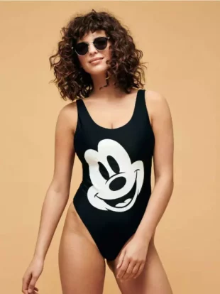 Jednodijelni model kupaćeg kostima s printom Mickey Mousea