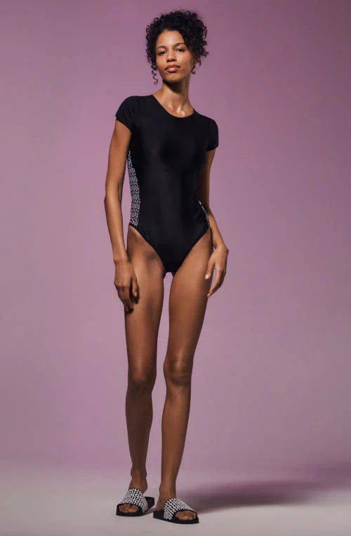 Crni kupaći kostim s umetkom od tila