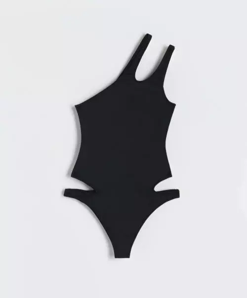 Crni kupaći kostim asimetričnog kroja