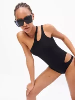Crni senzualni jednodijelni kupaći kostim na jedno rame